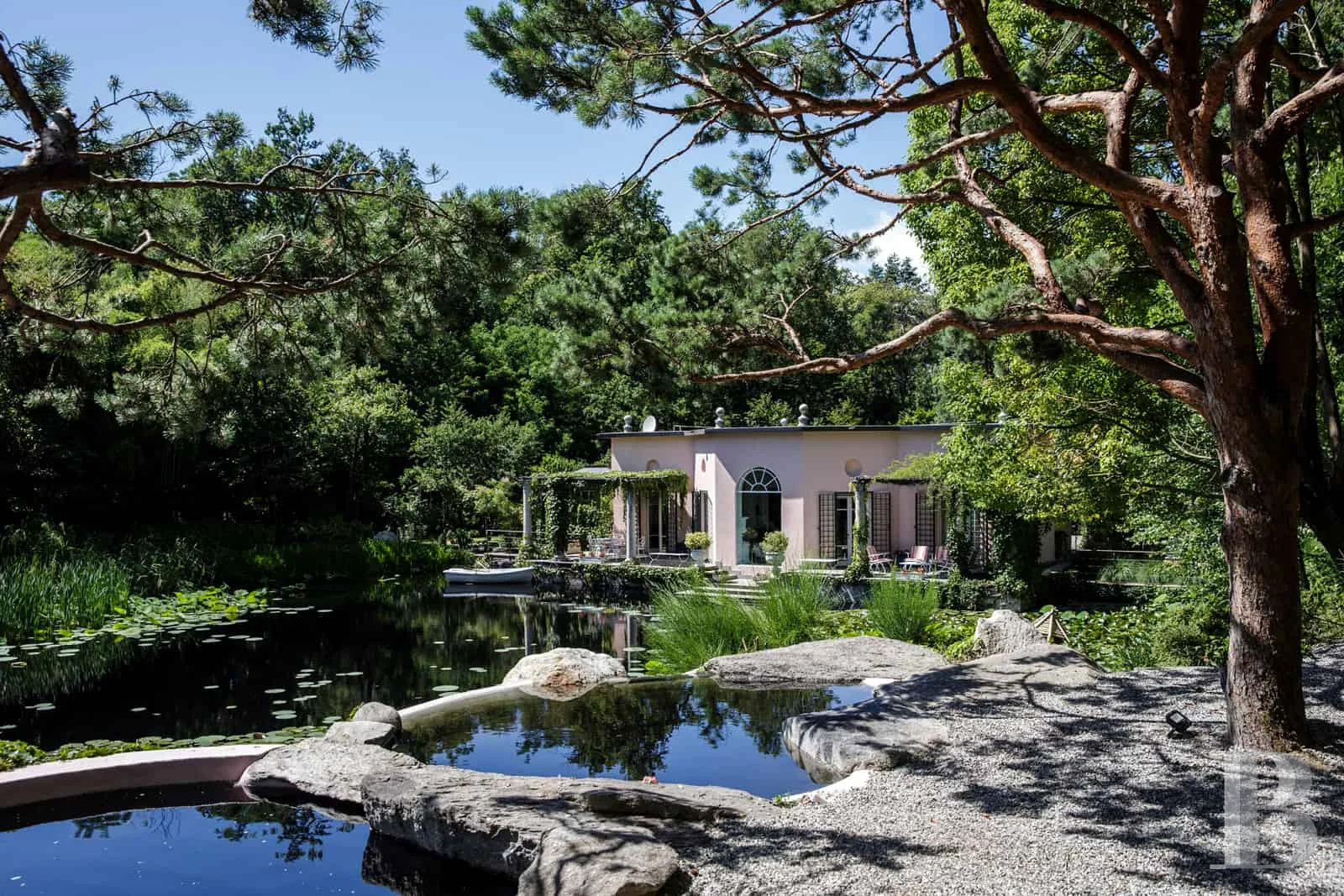 Au nord-ouest de Milan, deux villas entourées d’eau et de verdure - photo  n°1