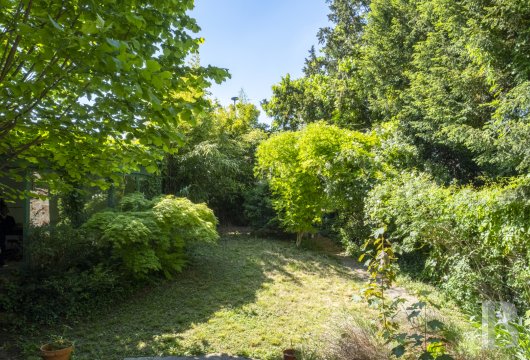 paris - A large burrstone house to be reinvented, with vast living spaces, four bedrooms, a workshop and two enclosed garages, nestled in Châtillon, bordering Clamart