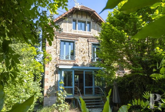 paris - A large burrstone house to be reinvented, with vast living spaces, four bedrooms, a workshop and two enclosed garages, nestled in Châtillon, bordering Clamart