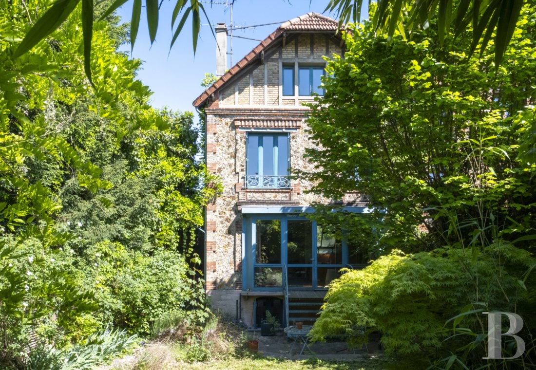 character properties France paris   - 1