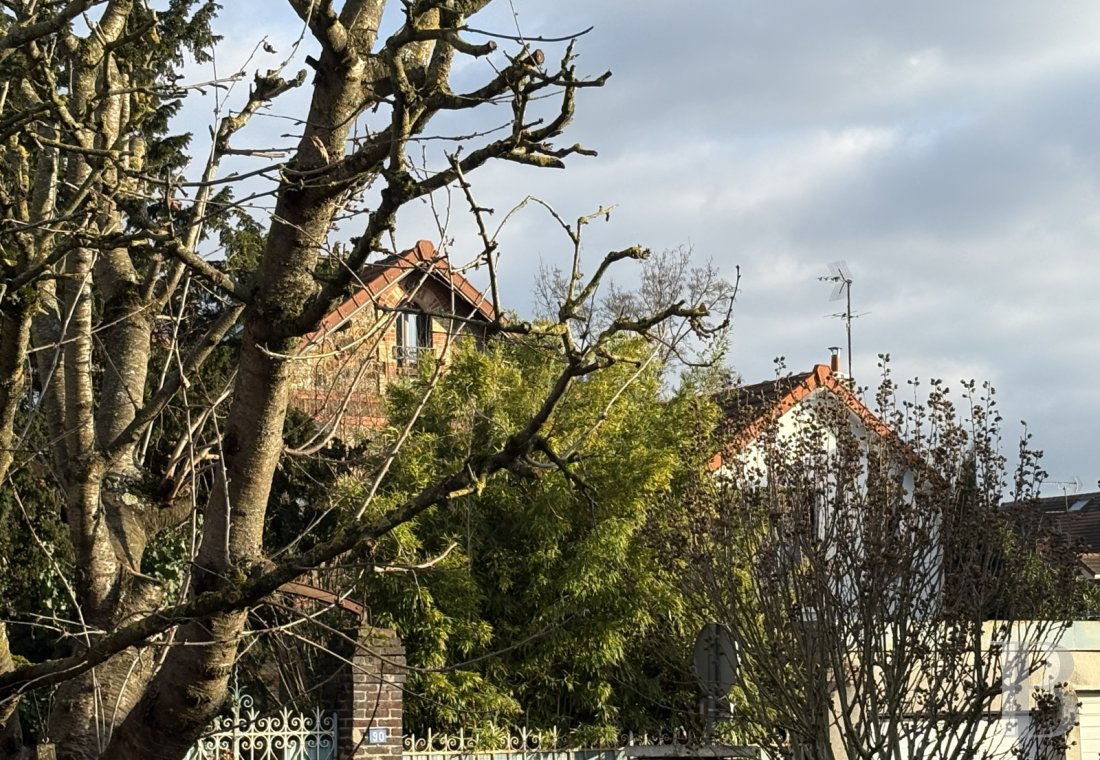 character properties France paris   - 1