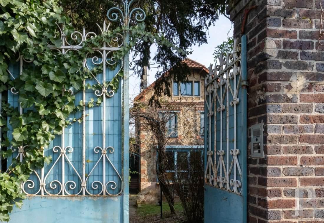 character properties France paris   - 1
