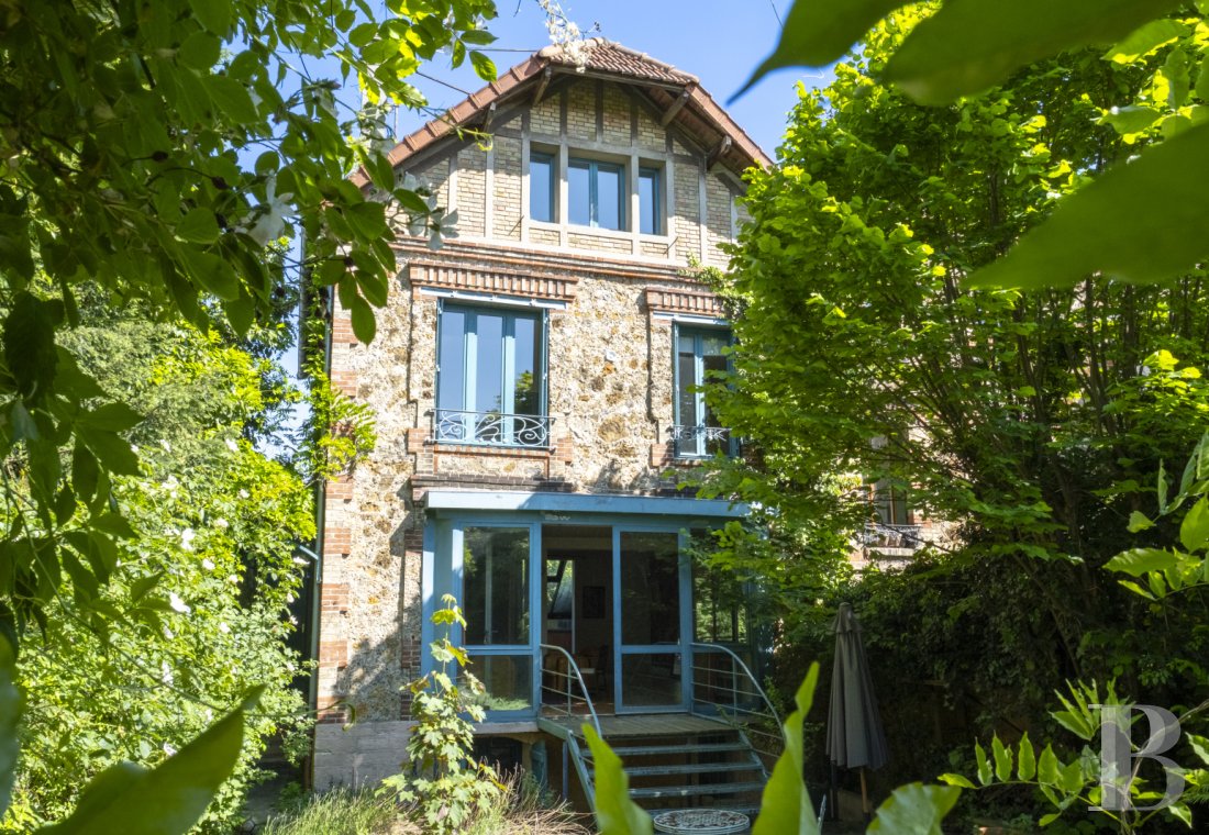 character properties France paris   - 1