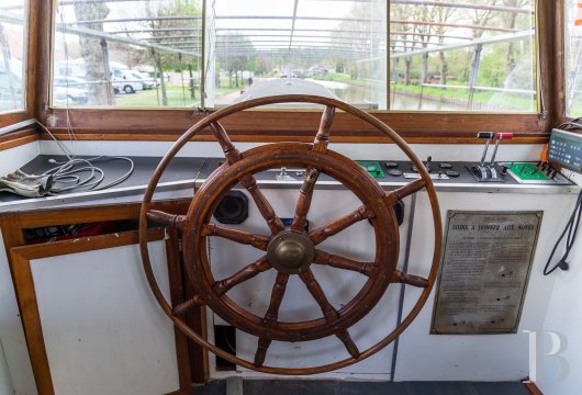 bourgogne - À moins de 2 h de Paris, une péniche aménagée par le célèbre architecte  Jean Nouvel en 1991, amarrée dans un port de plaisance en Bourgogne