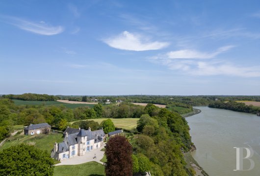 brittany - Sur les bords de la Rance, entre Dinan et Dinard, un manoir des 16e et 18e s. inscrit MH, ses dépendances et sa chapelle
