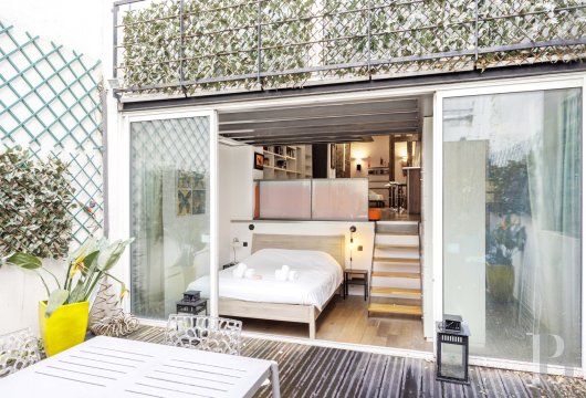 paris - Face à la Canopée des Halles, dans un immeuble Louis-Philippe réhabilité, un loft haut de plafond et sa terrasse de plain-pied au calme
