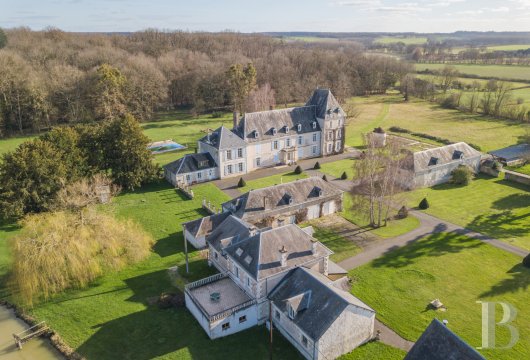 centre-val-de-loire - Au sud de la Touraine, au cœur d’un domaine de 30 ha, 
 un château berrichon du 19e s., ses dépendances, sa chapelle et son étang  