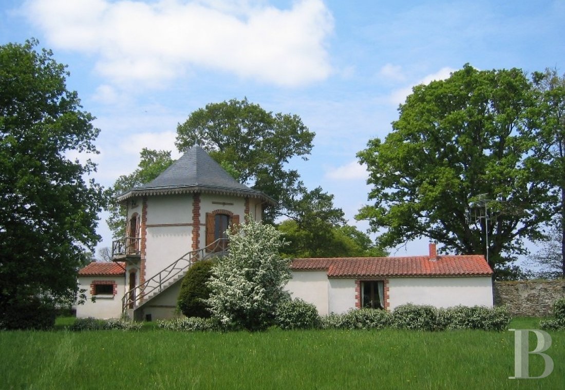 chateaux for sale France pays de loire   - 13