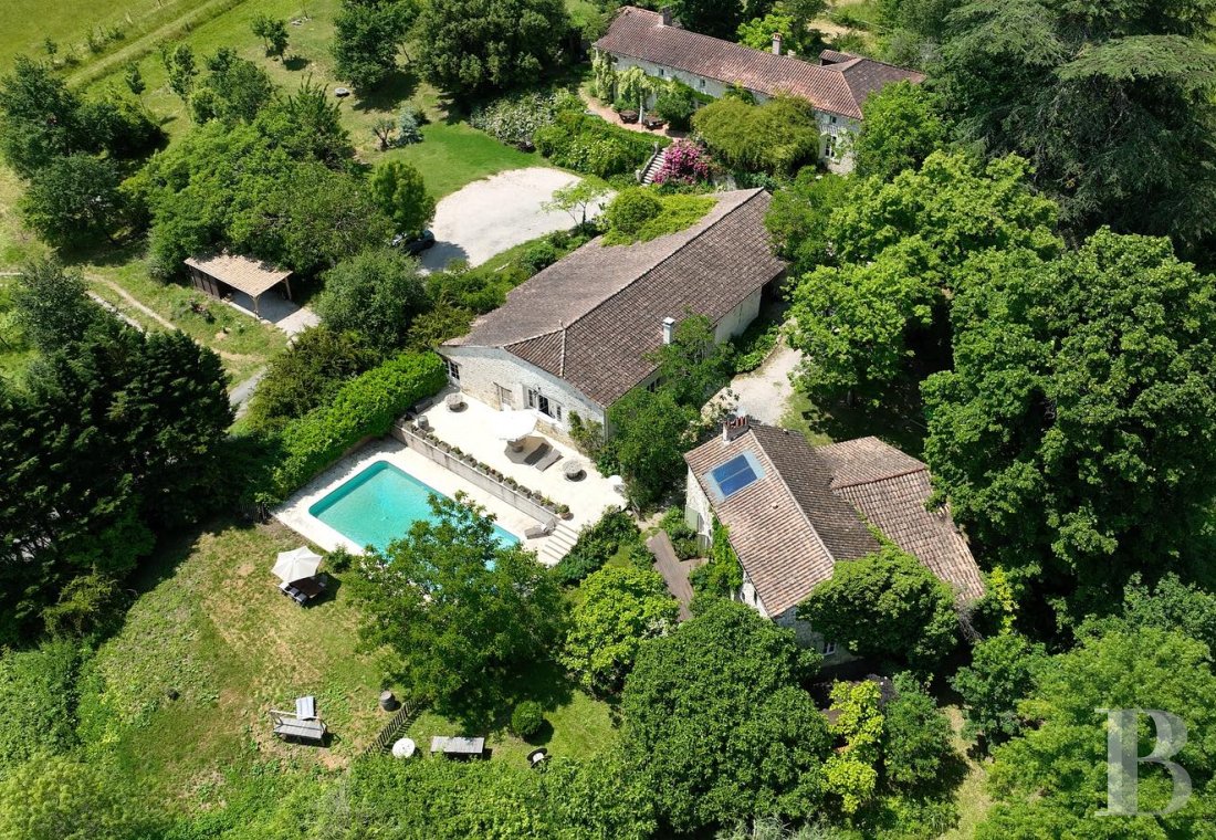 Dans le Lot-et-Garonne, au nord-ouest d’Agen, une ancienne métairie du 18e convertie en lieu de vie et de villégiature - photo  n°1
