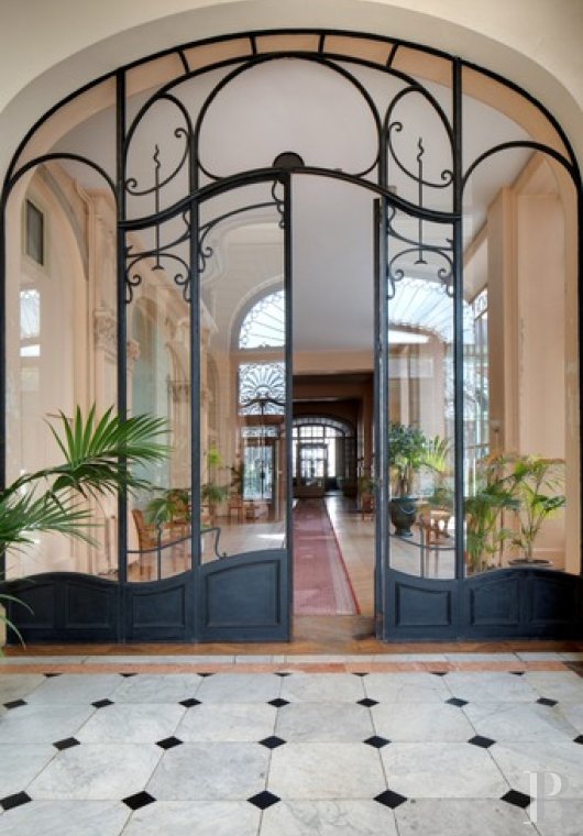 A renovated a hotel suite in a former Belle Époque palace in Le Mont-Dore, in the Puy-de-Dôme region - photo  n°2