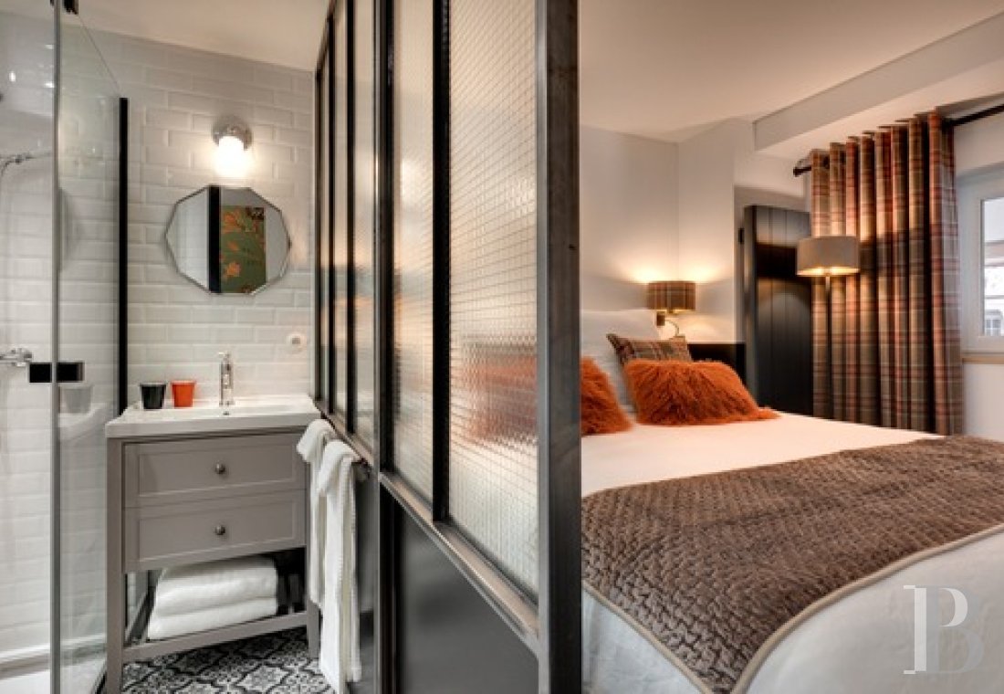 A renovated a hotel suite in a former Belle Époque palace in Le Mont-Dore, in the Puy-de-Dôme region - photo  n°11