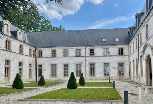 champagne-ardennes - A vaulted ground floor flat overlooking the main courtyard  in a listed 16th century abbey in Châlons-en-Champagne 