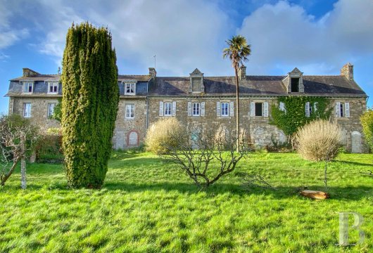 bretagne - En Bretagne, sur les hauteurs d'une petite cité de caractère, une maison de maître du 19e s. à rénover totalement