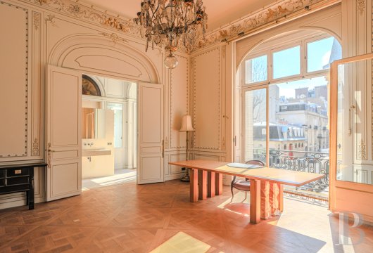 ile-de-france - Entre l’avenue Victor-Hugo et le bois de Boulogne, dans un hôtel particulier du 19e s., un appartement de réception de plus de 300 m²