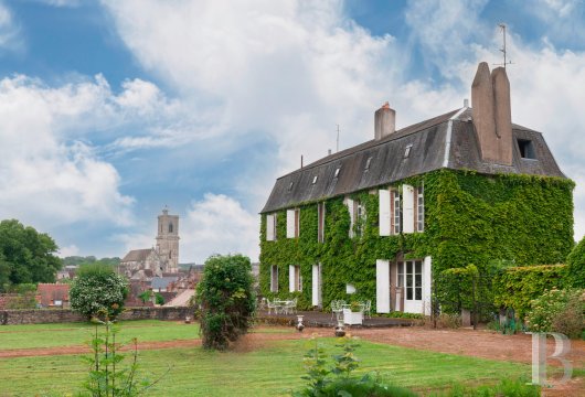burgundy - An 18th-century manor house with a garden, swimming pool and outbuildings, in the Nièvre area, in the upper part of Clamecy