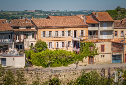 midi-pyrenees - Between Toulouse and the Pyrenees Mountains, in the heart of an Ariège fortified town,  a 380-m² manor house, its enclosed garden and adjacent parcel of land