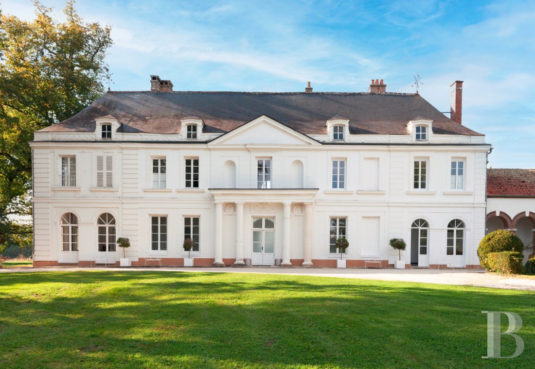 Castles / chateaux for sale - burgundy - Dans l'Yonne, à mi-chemin entre Chablis et Auxerre, un château du 18e s. rénové, ses dépendances et ses communs dans un parc de plus de 7 ha