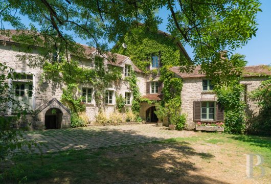 ile-de-france - A former 12th-century mill and its outbuildings surrounded by two hectares  of grounds, traversed by a river, not far from Fontainebleau and Bourron-Marlotte
