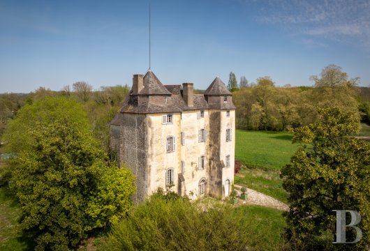 midi-pyrenees - Dans les Hautes-Pyrénées, un château médiéval IMH  sur un terrain arboré avec parc de 5 ha, piscine et court de tennis