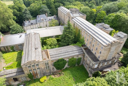 ile-de-france - À 40 min au sud de Paris, un château du 17e s. et le plus grand couvent d’étude de l’ordre  dominicain de France, d’une surface d’environ 16 000 m², dans un parc de 8 ha