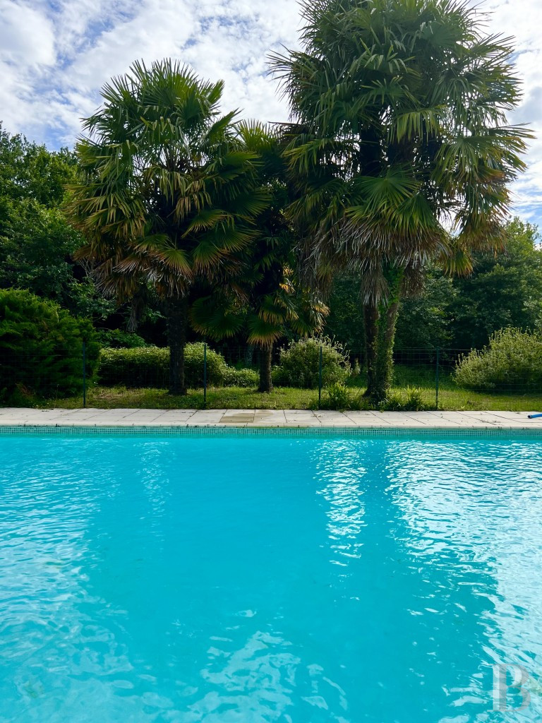 Dans le Gers, à l’ouest de Lectoure, un ancien domaine de production d’armagnac transformé et décoré avec soin - photo  n°7