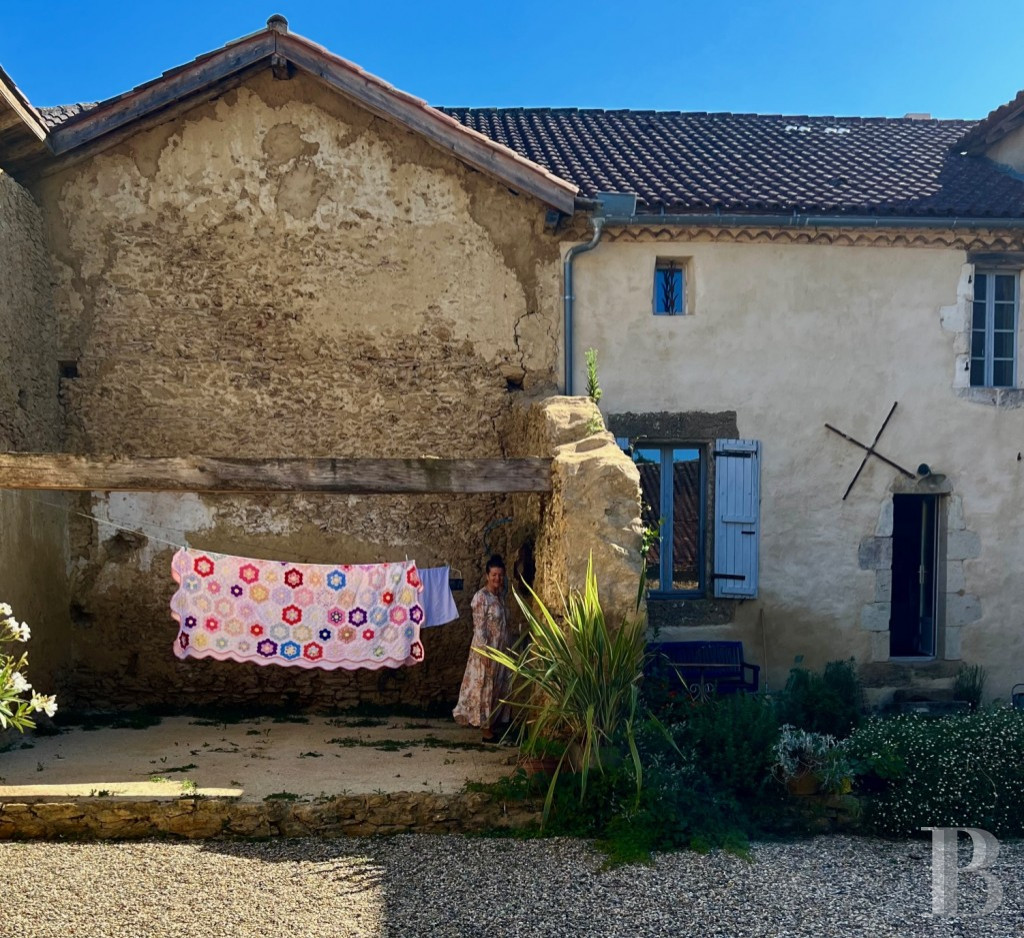 Dans le Gers, à l’ouest de Lectoure, un ancien domaine de production d’armagnac transformé et décoré avec soin - photo  n°56