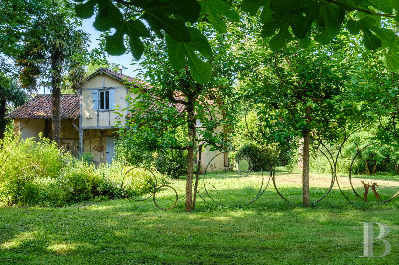 Dans le Gers, à l’ouest de Lectoure, un ancien domaine de production d’armagnac transformé et décoré avec soin - photo  n°40