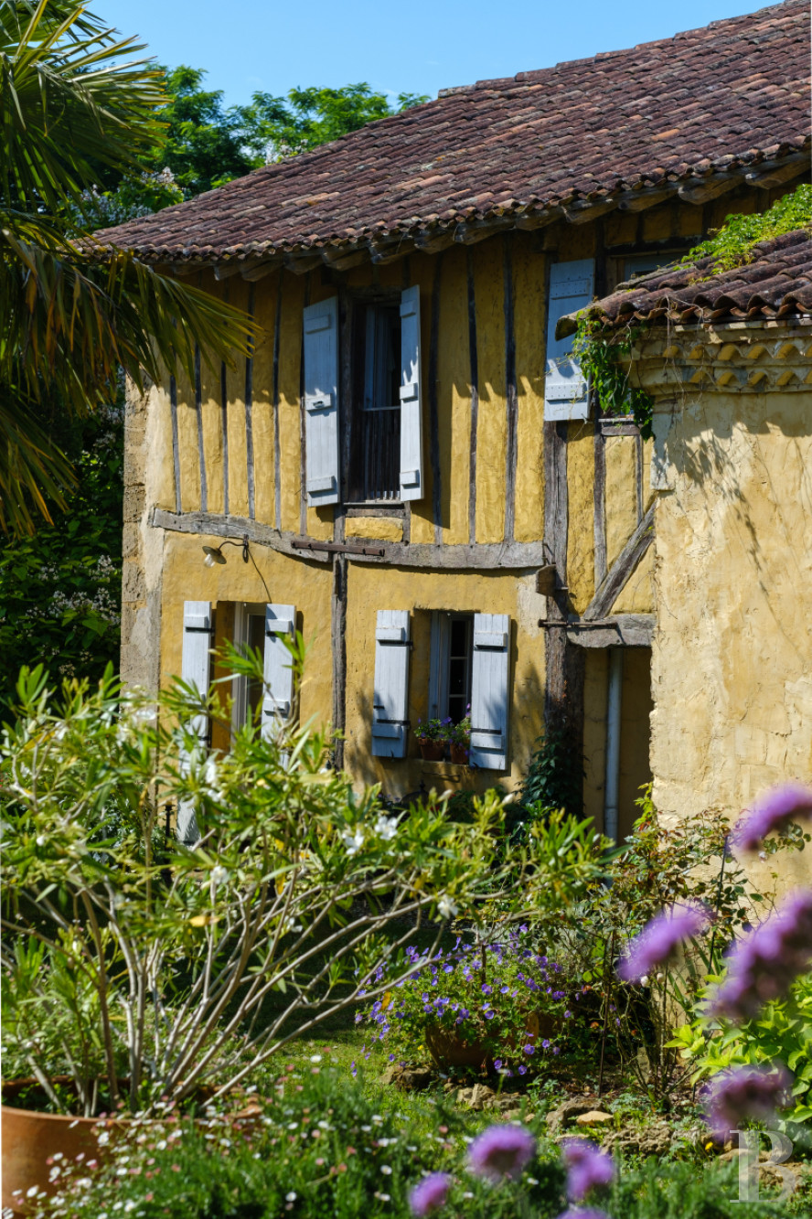 Dans le Gers, à l’ouest de Lectoure, un ancien domaine de production d’armagnac transformé et décoré avec soin - photo  n°18