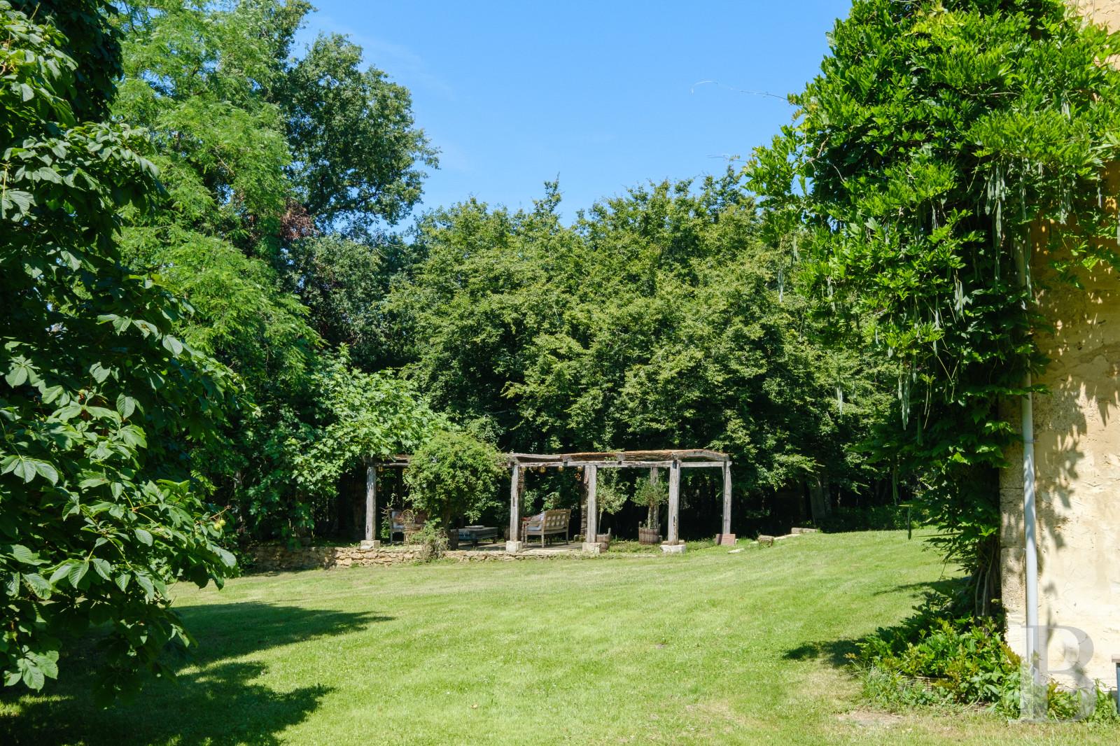 Dans le Gers, à l’ouest de Lectoure, un ancien domaine de production d’armagnac transformé et décoré avec soin - photo  n°8