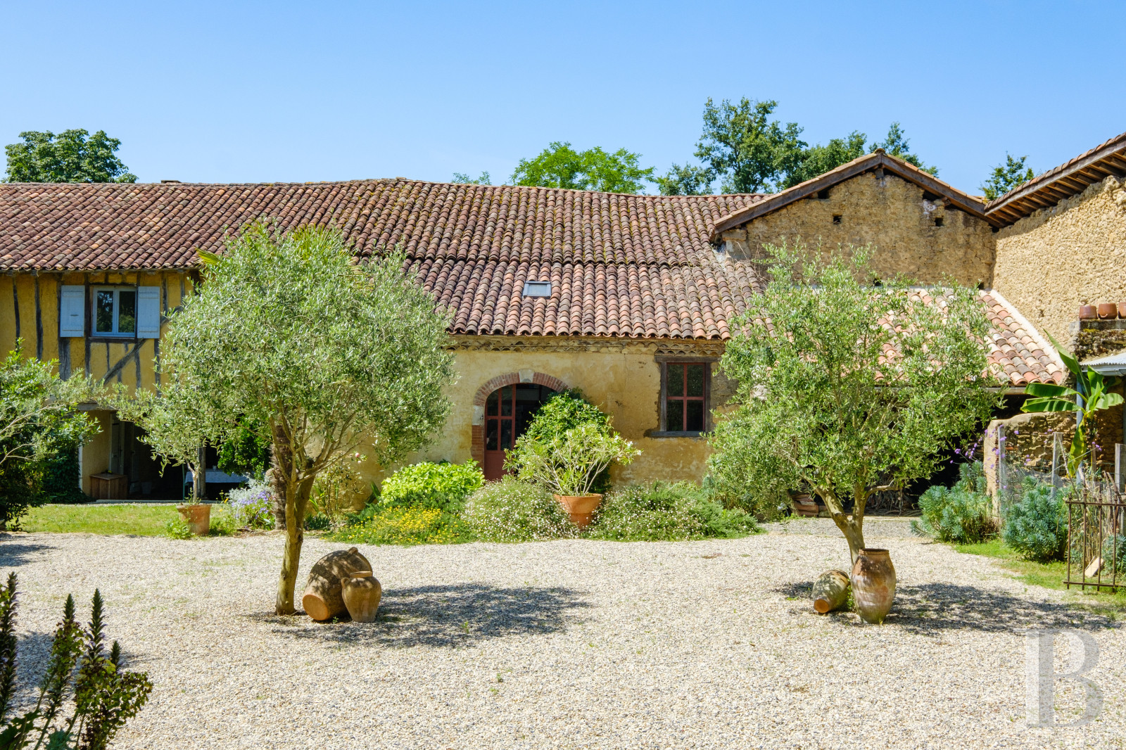 Dans le Gers, à l’ouest de Lectoure, un ancien domaine de production d’armagnac transformé et décoré avec soin - photo  n°60