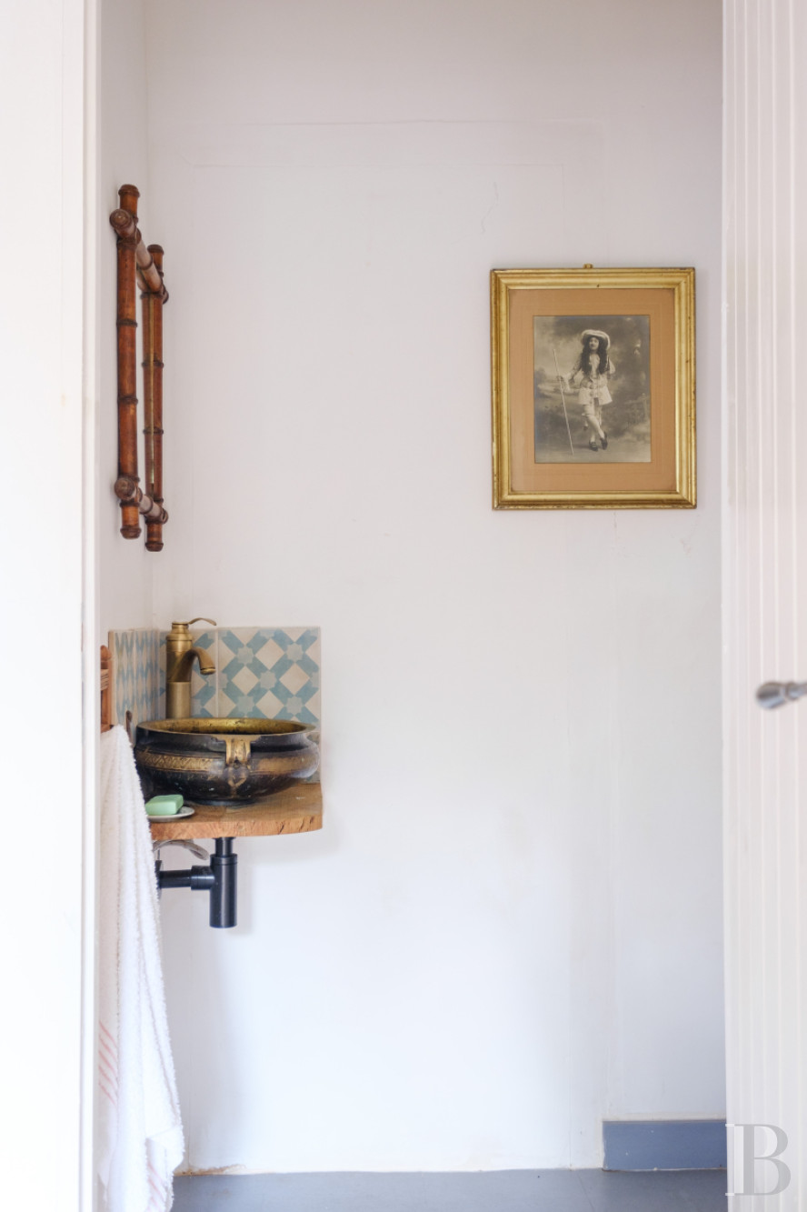 Dans le Gers, à l’ouest de Lectoure, un ancien domaine de production d’armagnac transformé et décoré avec soin - photo  n°15