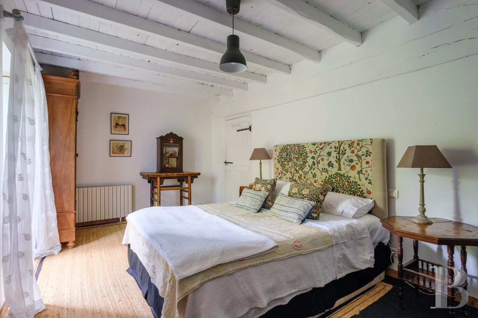 Dans le Gers, à l’ouest de Lectoure, un ancien domaine de production d’armagnac transformé et décoré avec soin - photo  n°30