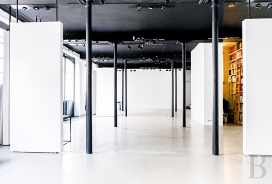 paris - Sur l’île Saint-Louis, dans un ensemble bâti du 18e s., un espace commercial de 175 m², entièrement ouvert