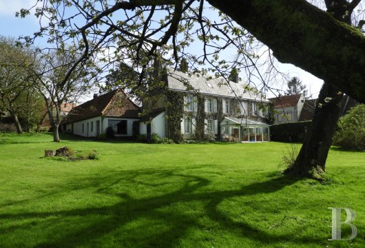 north - An 18th-century manor house and its outbuildings set in 4,000 m² of wooded grounds,  just a few minutes from the beaches of the Opal Coast 