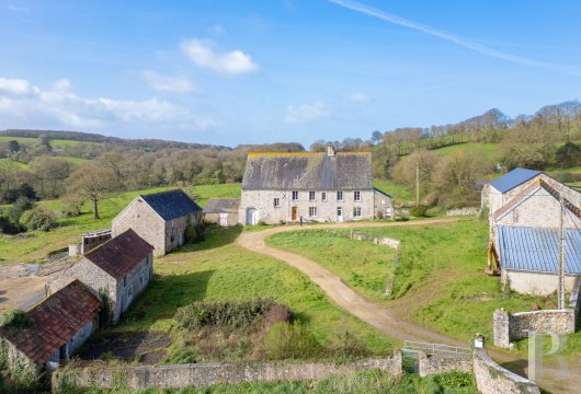basse-normandie - Dans le Cotentin, à quelques kilomètres de Barneville-Carteret, un logis seigneurial du 14e s. et ses dépendances sur près de 5 ha