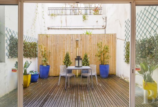 paris - À Paris, au cœur des Halles, dans un immeuble Louis-Philippe rénové,  deux lots avec terrasse de plain-pied à réunir et rénover, dans une cour privative