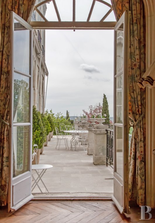A 20th-century château in enclosed grounds in Evecquemont, in the Vexin region - photo  n°4