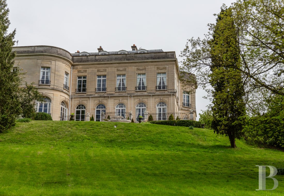 A 20th-century château in enclosed grounds in Evecquemont, in the Vexin region - photo  n°2