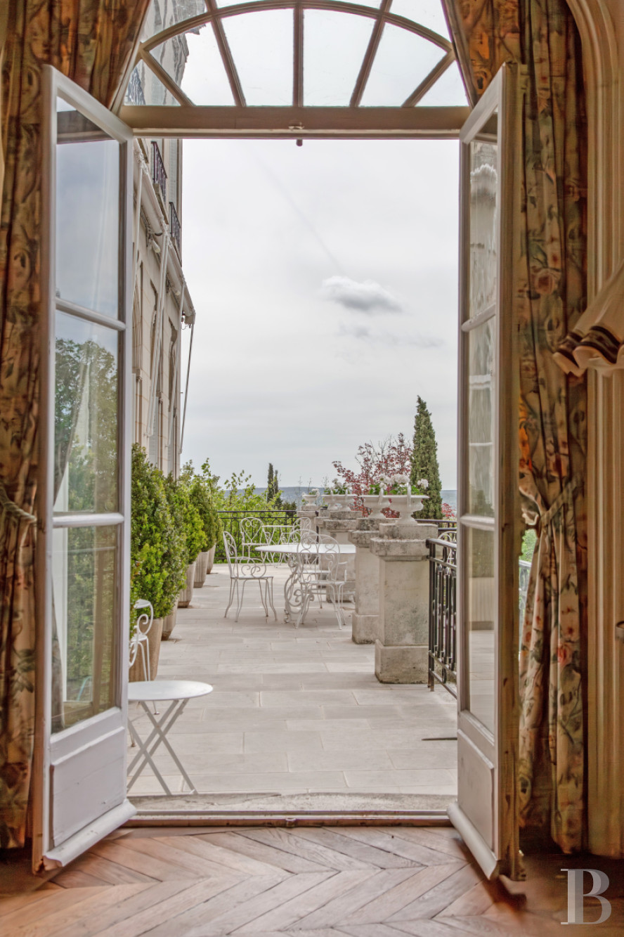 A 20th-century château in enclosed grounds in Evecquemont, in the Vexin region - photo  n°4