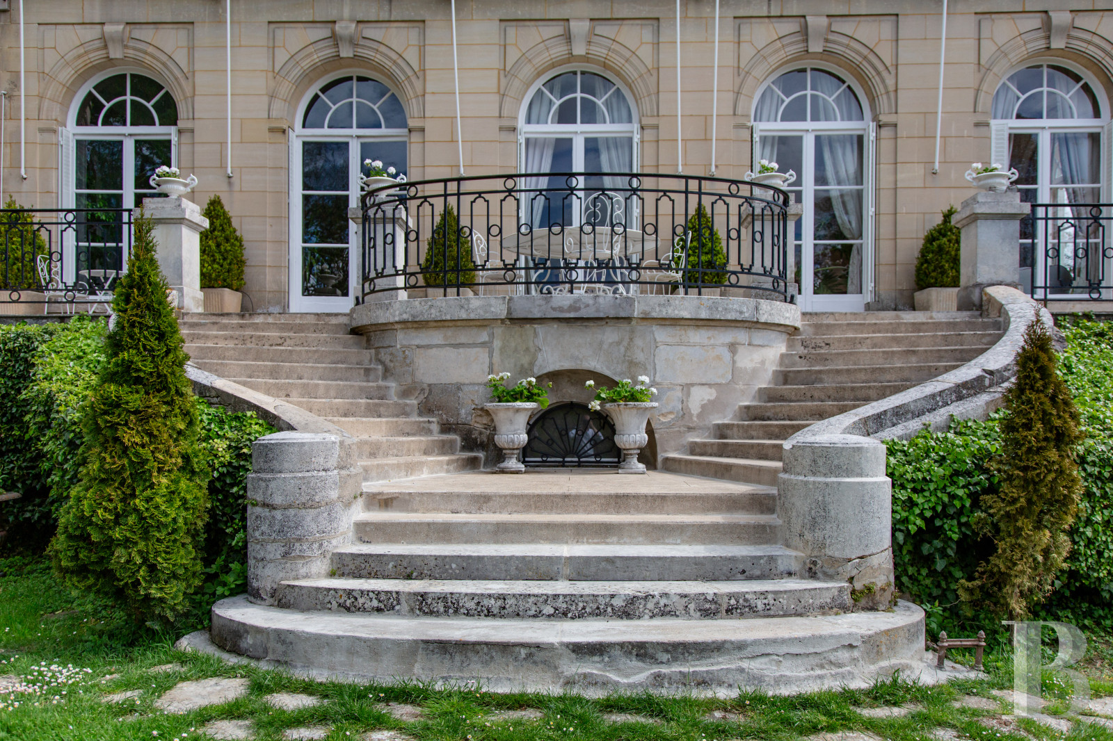 A 20th-century château in enclosed grounds in Evecquemont, in the Vexin region - photo  n°5