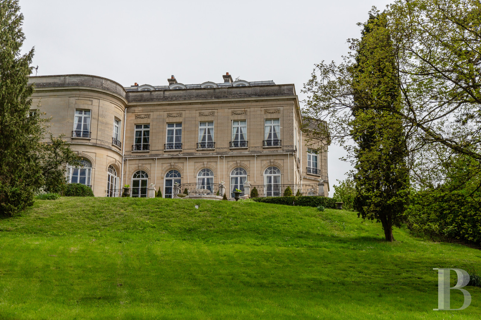 A 20th-century château in enclosed grounds in Evecquemont, in the Vexin region - photo  n°2