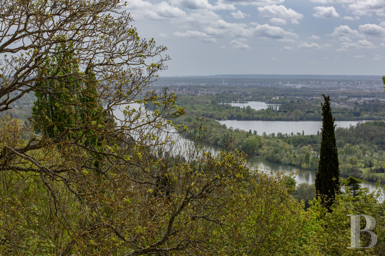 A 20th-century château in enclosed grounds in Evecquemont, in the Vexin region - photo  n°3