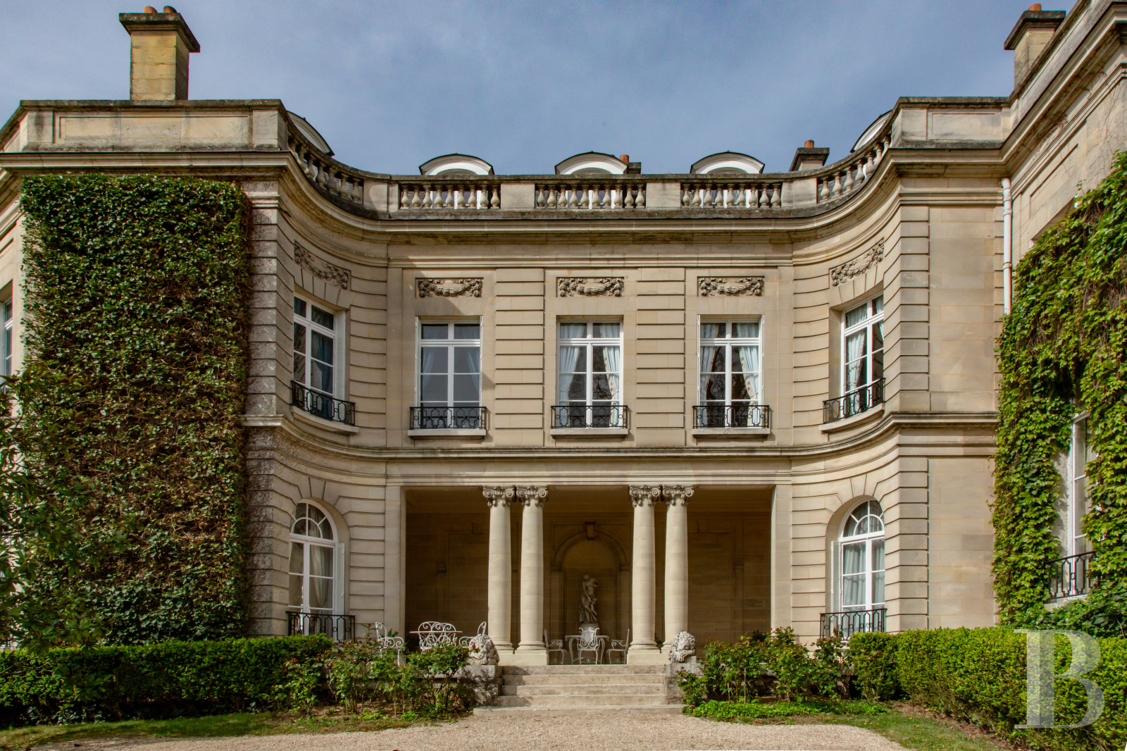 A 20th-century château in enclosed grounds in Evecquemont, in the Vexin region - photo  n°1