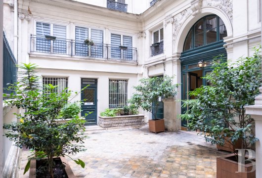 paris - À Paris, 2e arrondissement, au sein du quartier Vivienne, dans un immeuble de 1839, un appartement de 132 m², au calme d'une cour intérieure