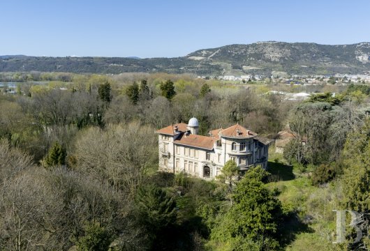 rhones-alps - Au centre de la capitale de la Drôme, entouré d'un parc de 4 ha, un château du début du 20e s. classé MH, de style Art nouveau