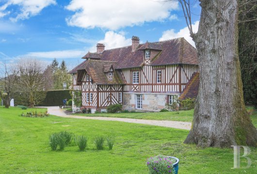 basse-normandie - Au cœur de la Normandie, dans le Calvados et sur le chemin de St-Jacques,  un manoir de pèlerinage du 18e s. environné de 4 000 m² de verdure