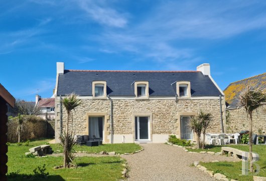 bretagne - Sur le littoral du Finistère sud, entre La Torche et le phare d'Eckmühl,
 un ensemble de deux maisons de villégiature, au centre d'un bourg