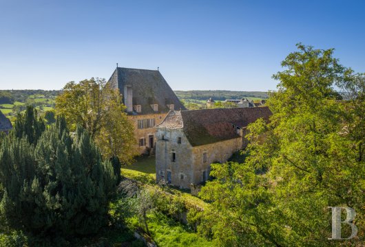 midi-pyrenees - Dans un hameau aux portes de Figeac, sur 5 ha, une ancienne ferme à réhabiliter composée de plusieurs bâtiments et d’une maison de maître avec jardin clos