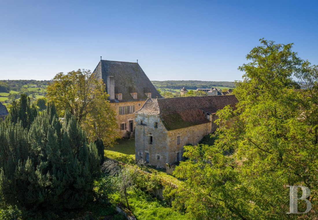 Character houses for sale - midi-pyrenees - Dans un hameau aux portes de Figeac, sur 5 ha, une ancienne ferme à réhabiliter composée de plusieurs bâtiments et d’une maison de maître avec jardin clos