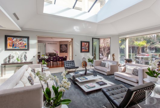 paris - Paris 16e, dans les immeubles Walter – ensemble Art déco inscrit MH –, une maison de 425 m², son jardin de 450 m² et sa piscine